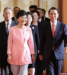 ¹Ú±ÙÇý ´ëÅë·ÉÀÌ Áö³ 8¿ù 8ÀÏ Ã»¿Í´ë¿¡¼ ½ÅÀÓ ºñ¼½ÇÀå ¹× ¼ö¼®ºñ¼°ü ÀÓ¸íÀå ¼ö¿©½ÄÀ» ¸¶Ä£ µÚ ȯ´ãÀåÀ¸·Î À̵¿Çϰí ÀÖ´Ù. photo Á¶¼±ÀϺ¸ DB