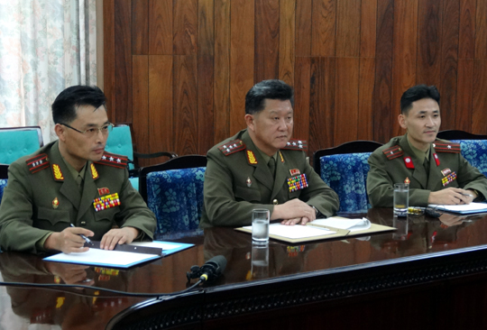 
	지난 7월 말 평양의 북한군 장교들이 제시 브라운의 유해를 찾는 것과 관련해 허드너 일행과 이야기하고 있다.
