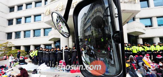 
	지난 4월 17일 경상남도의회 앞에서 진주의료원 폐업 철회를 요구하는 보건의료노조원들이 경찰과 대치하고 있다.
