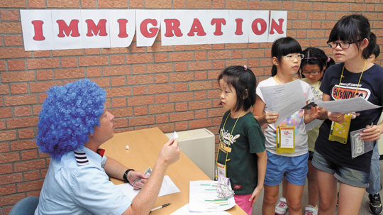 원어민 강사와 게임하고 토론… 자유롭게 영어 실력 뽐내