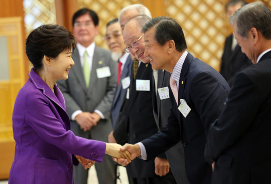 
		朴대통령, "대기업이 의지 갖고 일자리 창출해달라"
