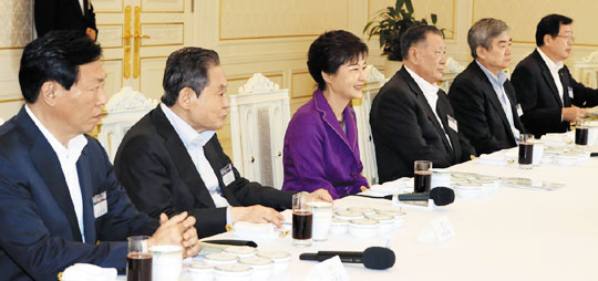 
	박근혜 대통령이 28일 10대 그룹 회장단과 오찬 간담회를 갖고 있다.
