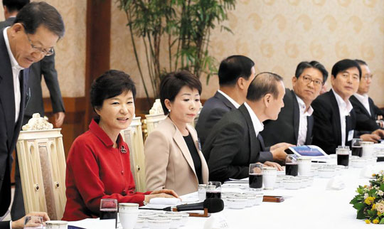 박근혜 대통령이 29일 청와대에서 중견기업 대표 30명을 초청해 오찬을 함께하고 있다.