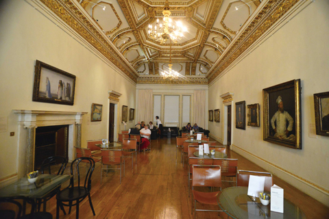 
	월리스와 다윈의 공동 명의로 ‘진화론 소론’이 발표됐던 ‘런던 린네협회’ 파인룸. 지금은 카페로 쓰이고 있다.
