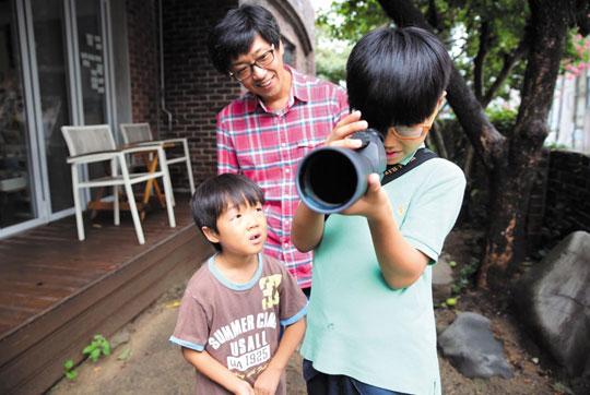 
 지난 29일 김씨 부자가 거주지인 서울 마포구 성미산마을에서 망원경을 갖고 노는 모습.
