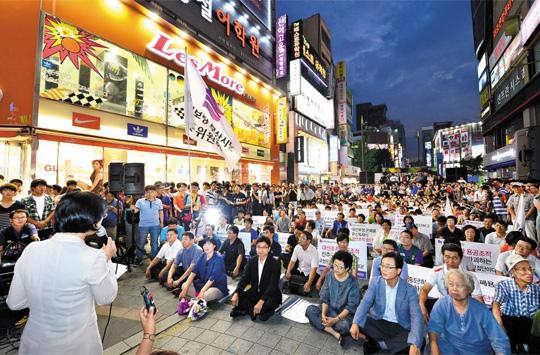 
	내란 음모 혐의 와중에… 통진당, 부산 도심서 집회… ‘내란 음모 녹취록’이 공개된 30일 저녁 통합진보당이 부산 부산진구 서면에서 개최한 집회에서 이정희 대표(맨 왼쪽)가 국정원 댓글 사건 책임자 처벌을 요구하는 발언을 하고 있다. 이날 집회에 민주당 측은 참석하지 않았다
