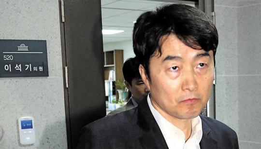 
	이석기 무슨 생각?… 통합진보당 이석기 의원이 30일 오후 국회 의원회관 자기 사무실에서 나와 맞은편의 같은 당 오병윤 의원 방으로 가고 있다
