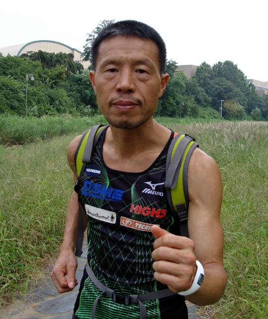 
	심재덕씨는 '밤 산길에서 발 감각을 예민하게 만들기 위해 눈 감고 달리는 연습도 한다'고 말했다. 
