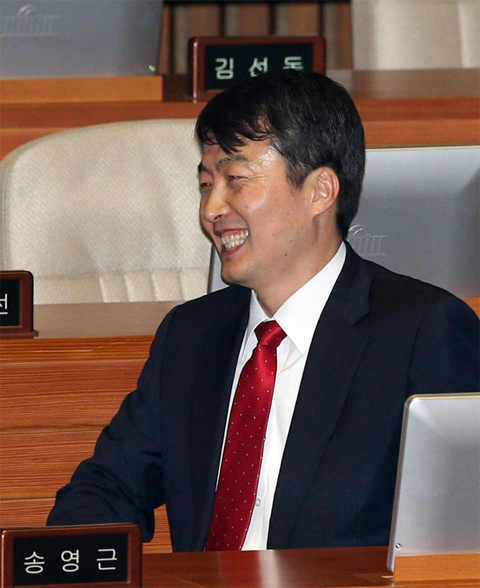 내란음모 및 국가보안법 위반 등의 혐의로 사전구속영장이 청구된 이석기 통합진보당 의원이 2일 오후 서울 여의도 국회에서 열린 박근혜 정부 출범 이후 첫 정기국회 개회식에 참석해 밝게 웃고 있다./뉴스1