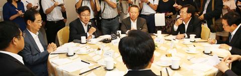 경제 5단체장, 尹산업통상 장관 만나 2일 오후 서울 소공동 롯데호텔에서 열린‘제2차 산업체질강화위원회’에서 윤상직(왼쪽에서 셋째) 산업통상자원부 장관이 모두발언을 하고 있다. 왼쪽부터 김영배 경총 부회장, 한덕수 무역협회장, 윤 장관, 박용만 대한상의 회장, 김기문 중기중앙회장, 이승철 전경련 부회장.