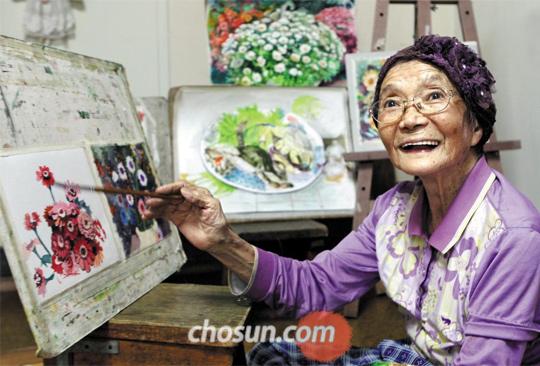 작업실인 인천 평안 수채화의 집에서 박정희 화백이 그림을 그리고 있다.