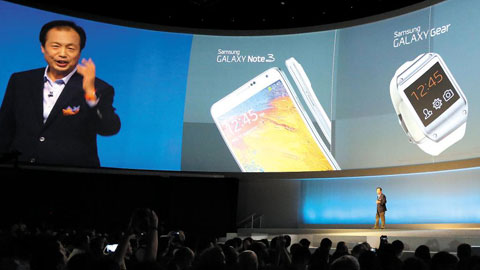 신종균 삼성전자 대표이사가 4일(현지시각) 독일 국제가전박람회(IFA) 개막을 앞두고 베를린에서 열린‘삼성 모바일 언팩’행사에서 스마트폰과 연동하는 손목시계형 제품‘갤럭시 기어’를 세계 최초로 공개하고 있다.