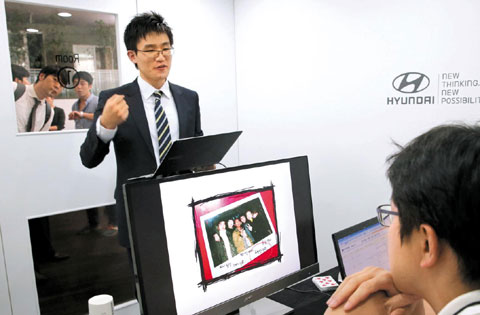 6일 서울 도곡동 힐스테이트갤러리에서 열린 현대자동차 잡페어 행사에 참가한 한 취업준비생이 면접관에게 자신을 소개하고 있다.