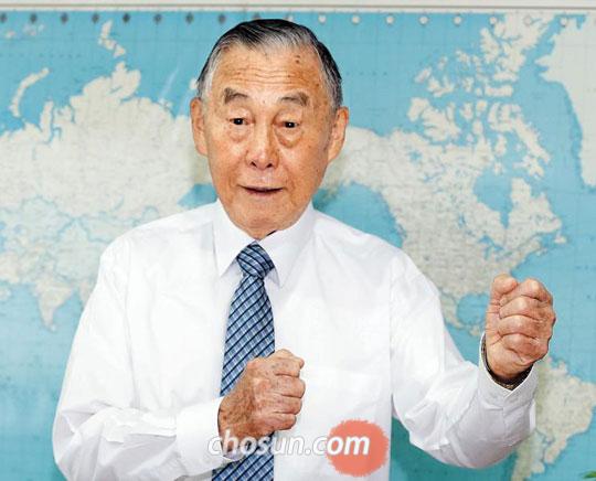 
	이대용 전 주월남 공사가 공산 베트남 감옥 수감 당시 북한 공작원을 향해 취했던 태권도 자세를 보여주고 있다.
