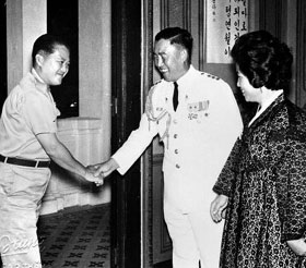 
	1964년 주월남 무관이었던 그가 월남군 장군을 접견하는 모습.
