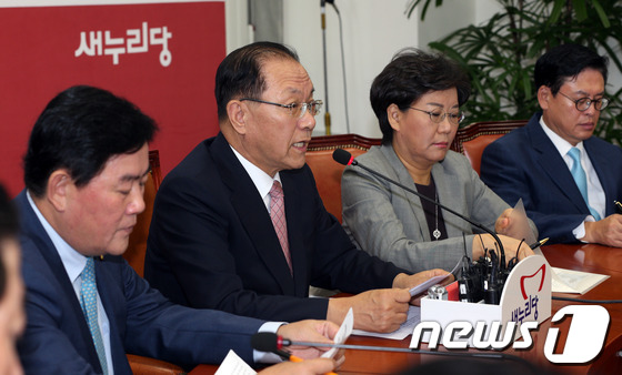 황우여 새누리당 대표가 9일 오전 서울 여의도 국회에서 열린 최고위원회의에서 모두발언을 하고 있다. 황 대표는 이석기 통합진보당 의원의 내란음모 혐의 구속 사건과 관련, "민주주의 훼손세력과 무분별하게 협력해 종북 세력의 숙주 노릇을 하지는 않았는지, 지금도 비호하진 않는지 정치권은 반성해야 한다"고 밝혔다. 2013.9.9/뉴스1 © News1 허경 기자