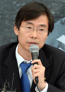 
	 9일 오전 서울 중구 시청 서울광장에서 열린 민주당 최고위원회의에 참석한 조경태 최고위원이 발언을 하고 있다. 조 최고위원은 '국정원 해체가 아니라 국정원 개혁을 해야한다' 고 말했다./뉴시스
