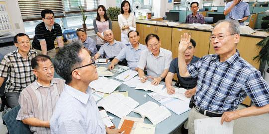 
	지난달 30일 서울 동대문구의 한국과학기술정보연구원(KISTI) 별관 3층 전문위원실에서 과학 기술 분야에서 30~40년간 활동했던 신중년들이 중소기업에 제공할 신기술 보고서 작성을 위해 토론을 벌이고 있다.‘ 
