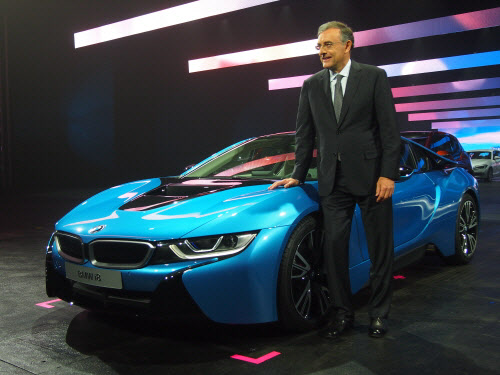 라이트호퍼 BMW 그룹 회장이 10일(현지시각) 개막한 프랑크푸르트 모터쇼에서 전기차 i8을 공개했다./이재원 기자