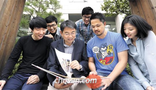 
    지난 9일 오후 서울 동작구 중앙대학교에서 정연앙(앞줄 왼쪽에서 둘째) 교수와 제자들이 봉사활동 사진들을 담은 앨범을 살펴보며 얘기 나누고 있다. 정 교수는 2002년부터 서울 은평구 은평천사원의 아이 다섯 명을 아들처럼 돌봐오고 있다
    