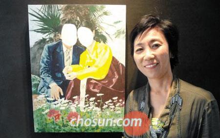 자신의 신혼 때 사진을 캔버스에 옮긴 그림‘고씨 부부’와 함께한 박유아.