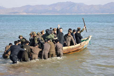 
	지난 3월 김정은은 목선을 타고 최룡해 군 총정치국장, 김격식 인민무력부장, 김영철 정찰총국장 등과 함께 서해 월내도 방어대를 시찰했다.
