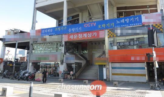
	전자제품, 조명 기구부터 CCTV, 노래방 기기까지 다양한 제품을 판매하는 청계천 세운상가. 이곳은 국내 최대의 주문형 생산·판매 시스템이 갖춰진 전자제품 상가다. 2000년대 말까지 쇠퇴하던 이곳으로 최근 벤처·중소기업들이 입주하기 시작했다
