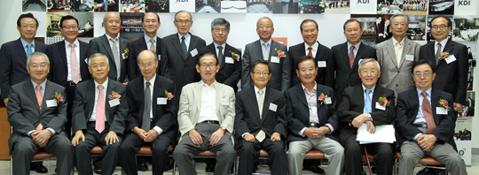 
	KDI 개원 42주년 기념식에 참석한 인사들. 뒷줄 왼쪽부터 시계방향으로 윤대희 율촌 고문·박세일 한반도선진화재단 이사장·김영봉 중앙대 명예교수·최광 국민연금관리공단 이사장·김적교 한양대 명예교수·김중수 한국은행 총재·현오석 경제부총리·송희연 송도글로벌대학 운영재단 대표이사·연하청 KDI국제정책대학원 교수·김철주 전 KDI 감사·김준경 KDI 원장·안승철 전 재능대학장·김기환 서울파이낸셜포럼 회장·강봉균 건전재정포럼 대표·구본호 전 울산대총장·황병태 전 주중 대사·차동세 전 경희대 교수·송병락 서울대 명예교수·김인호 시장경제연구원 이사장
