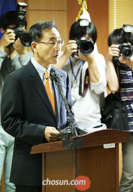 
	김수남 수원지검장이 26일 오후 경기도 수원지검 대회의실에서 이석기 통합진보당 국회의원의 내란 음모 사건 중간 수사 결과를 발표하고 있다.
