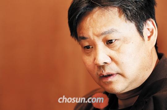 중국의 현대를 가장 잘 그리는 작가로 꼽히는 위화를 26일 인천공항에서 만났다.