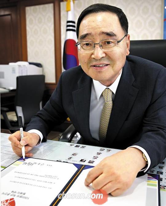 
	정홍원 국무총리가 지난 27일 본지와 여성가족부가 작년부터 펼치고 있는 ‘작은 결혼식’ 캠페인 증서에 서명하고 있다
