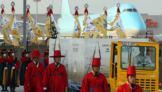 
	①1922년 일제가 반출한 조선왕실의궤가 2011년 12월 6일 돌아왔을 때 인천공항에서 열린 환영 행사
