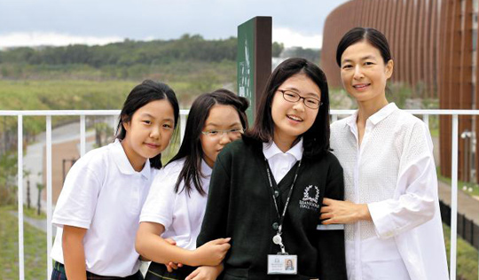 
 학부모 송수현(오른쪽)씨와 자녀 김현진(오른쪽에서 둘째)양과 그의 친구들.
