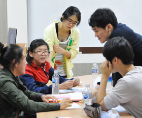 
	지난달 28일 오전 서울 인헌중학교 학생들이‘토론 수업’에 앞서 대학생들과 전략을 세우고 있다.
