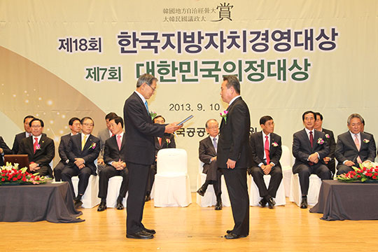 
	지난 9월 10일 열린 한국지방자치경영대상에서 지역공헌특별상을 수상하는 이현준 군수.
