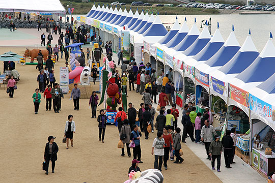 
	지난해 10월에 개최한 농산물축제의 행사장 모습.
