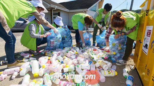 
	전북광역정신보건센터 직원들이 지난달 27일 진안군 정천면 월평리에서 자살에 쓰일 수 있는 폐농약병들을 수거해 정리하고 있다.
