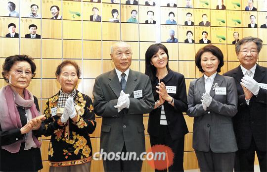 
	‘명예의 전당’ 앞에 선 후원자들 10일 오후 서울 무교동 초록우산어린이재단에서 불우한 어린이들을 묵묵히 도와 온 우리 이웃들을 기념하는 ‘명예의 전당’ 제막식이 열렸다. 많은 기부자가 자기 이름을 밝히는 걸 정중히 사양해 빈 명패가 많다. 명예의 전당 앞에 선 ‘특별 후원자’ 송부금·진순자·차상정·송경애·김정실·최불암(왼쪽부터)씨는 “아이들을 도울 수 있어 우리가 오히려 감사하다”고 입을 모았다
