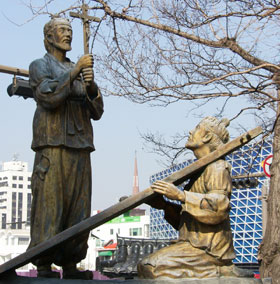 
	윤지충과 권상연이 처형당한 자리에 세워진 전주 전동성당에 있는 두 사람의 순교상.
