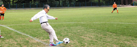 윤용로 행장이 지난 6월 외환은행 신갈 연수원에서 열린 직원들의 동호회 축구 대회에서 시축하고 있다.