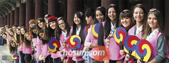 
	유럽 국가에선 처음 한국으로 수학여행을 온 프랑스 마장디 고등학교 학생들이 15일 오전 분홍색 당의를 차려입고 창덕궁 인정전 옆 회랑 아래에 모여 섰다
