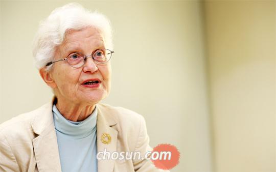 
	마르티나 도이힐러 교수는“현재 한국은 부계 중심 사회에서 부계와 모계를 모두 중시하는 양계(兩系) 사회로 바뀌는 전환기에 있다”고 말했다
