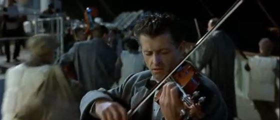 영화 '타이타닉'에서 악단이 바이올린을 연주하는 모습 캡처