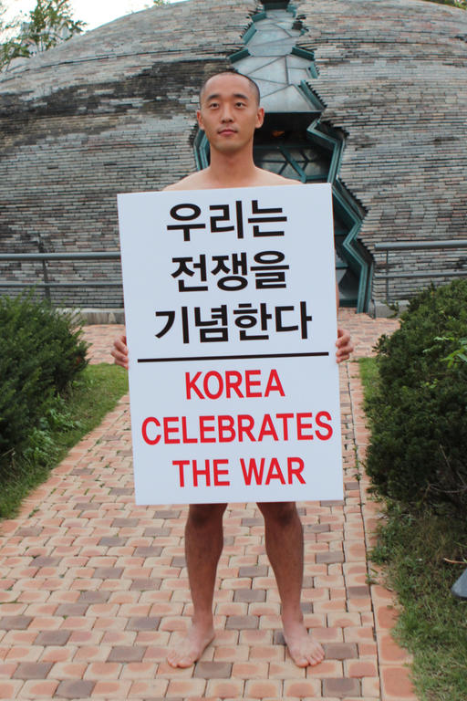 독립영화감독 강의석이 국군의 날인 지난 1일 오전 서울 용산구 전쟁기념관 형제의 상 앞에서 누드 퍼포먼스를 펼치고 있다./강의석 페이스북 캡처