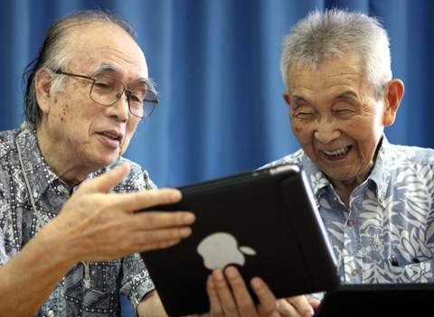 도쿄의 한 컴퓨터 동호회에서 70~80대 할아버지들이 애플 아이패드를 사용하는 장면