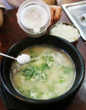 설렁탕에 소금을 넣는 모습./조선일보DB