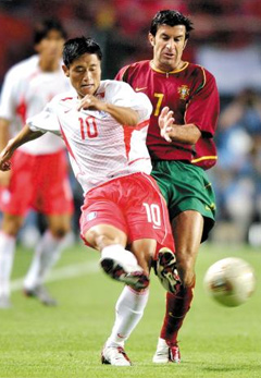 
	2002 한·일월드컵 포르투갈전 당시 루이스 피구와 공을 다투는 모습
