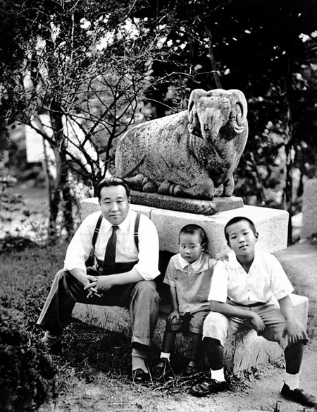 
	1944년 서울 성북동 자택 북단장(北壇莊)에서 두 아들과 함께한 간송 전형필.
