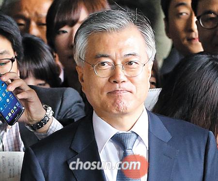
		민주당 문재인 의원이 6일 2007년 남북 정상회담 회의록 실종 사건과 관련, 참고인 자격으로 서울중앙지검에 출석했다. /오종찬 기자
