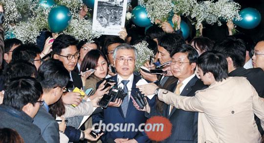 
	문재인 민주당 의원이 2007년 남북 정상회담 대화록 실종 사건과 관련해 서울중앙지검에서 참고인 조사를 받은 뒤 6일 밤 11시 20분쯤 검찰 청사를 나서면서 취재진 질문에 답하고 있다. 
